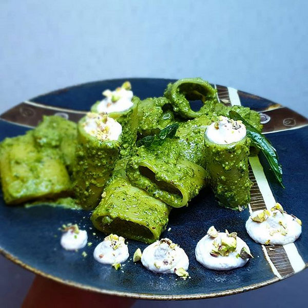 pacchero al pesto di pistacchio con basilico croccante e mousse di mortadella