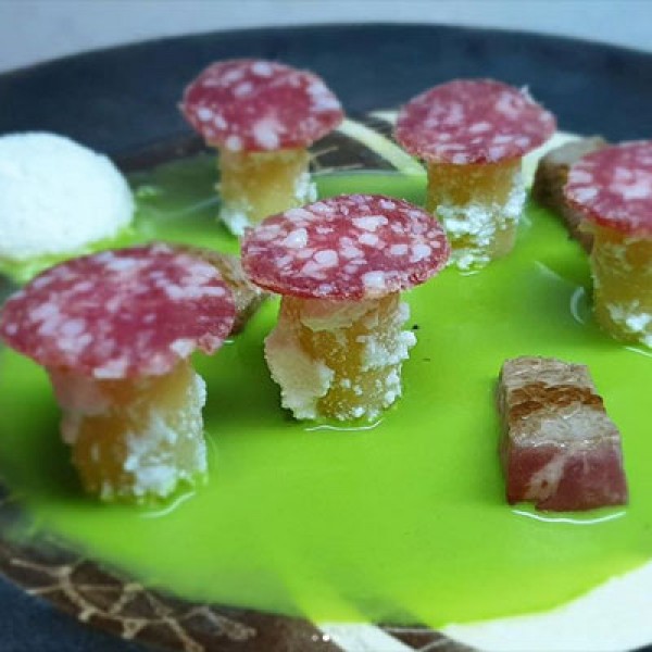 Pasta alla ricotta salata, Salame Cacciatore DOP ed estratto di basilico, shiso e piselli 