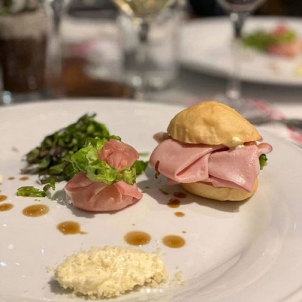 Saccottino di mortadella con all'interno riso mantecato all olio e parmigiano, gocce di aceto balasamico in gelatina, quenelle di formaggio fresco con parmiggiano e 